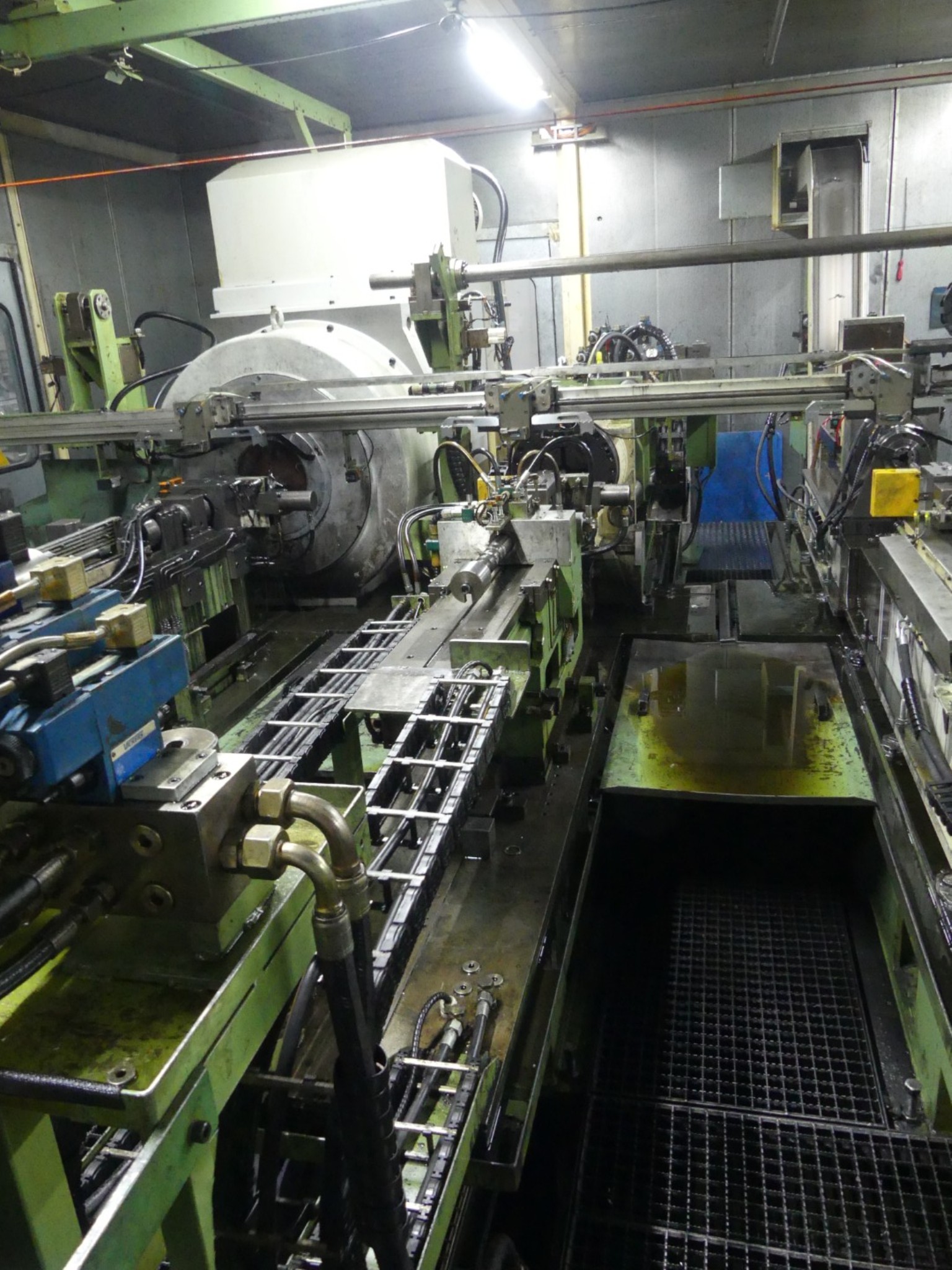 Centros de mecanizado, máquinas para trabajar el metal y líneas de producción de la industria del automóvil-12