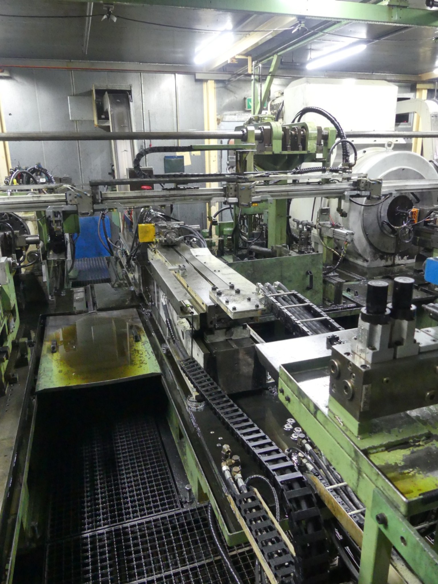 Centros de mecanizado, máquinas para trabajar el metal y líneas de producción de la industria del automóvil-13
