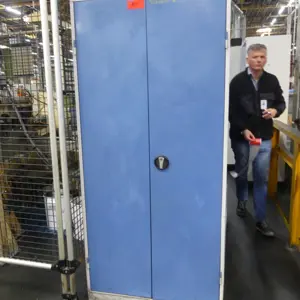 4 Armoire à portes battantes en acier
