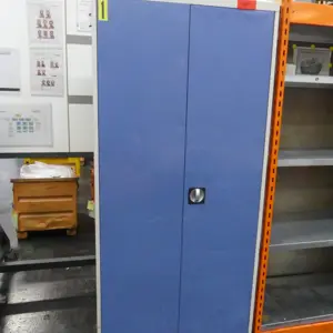 3 Armoire à portes battantes en acier