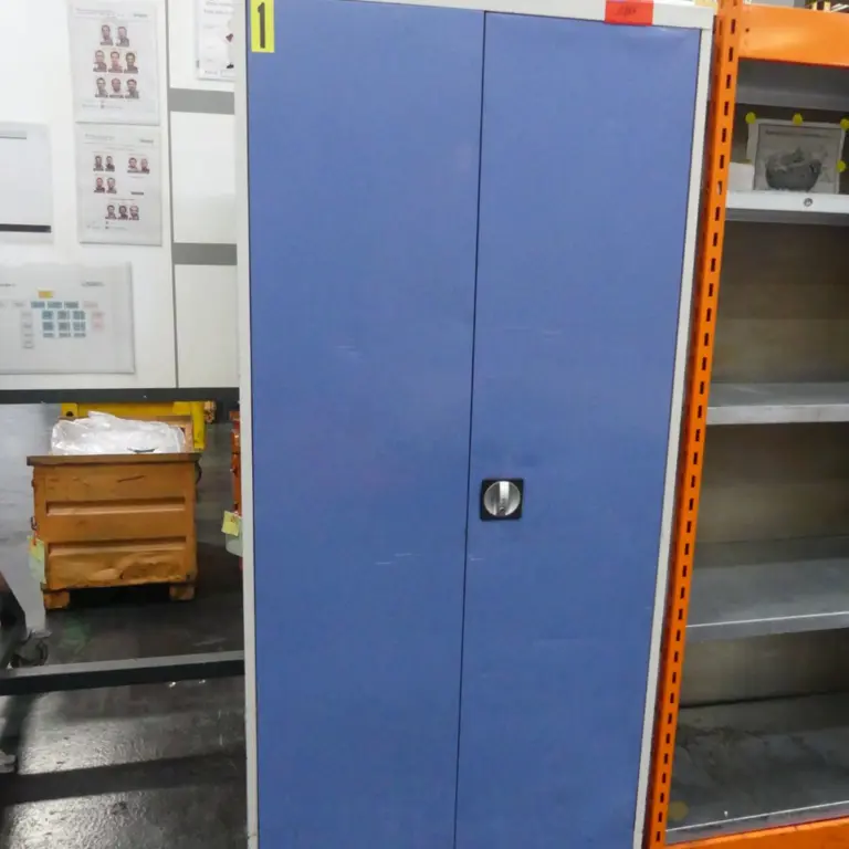3 Armoire à portes battantes en acier