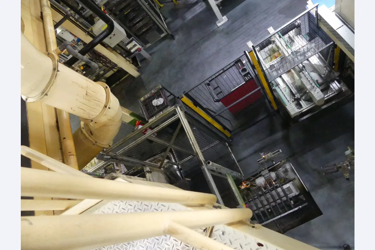 Bearbeitungszentren, metallbearbeitende Maschinen und Produktionslinen aus der Automobilindustrie-8