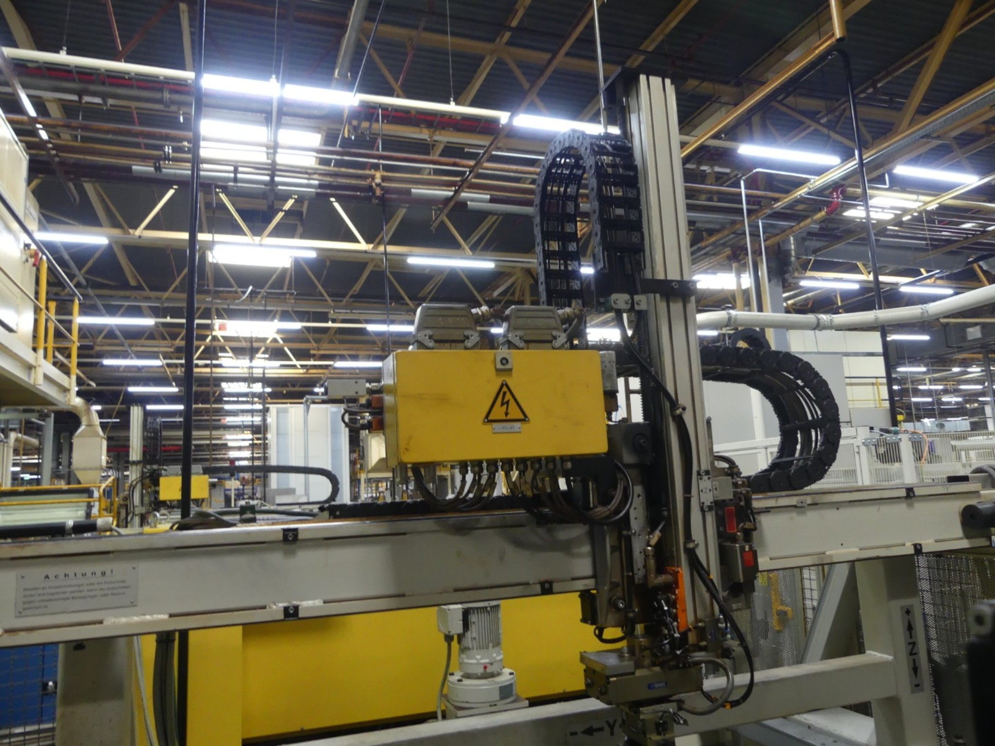 Centra obróbcze, maszyny do obróbki metalu i linie produkcyjne z branży motoryzacyjnej-6