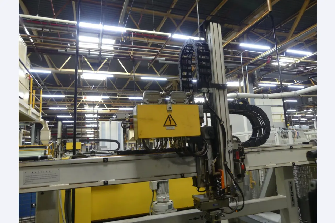 Centra obróbcze, maszyny do obróbki metalu i linie produkcyjne z branży motoryzacyjnej-6