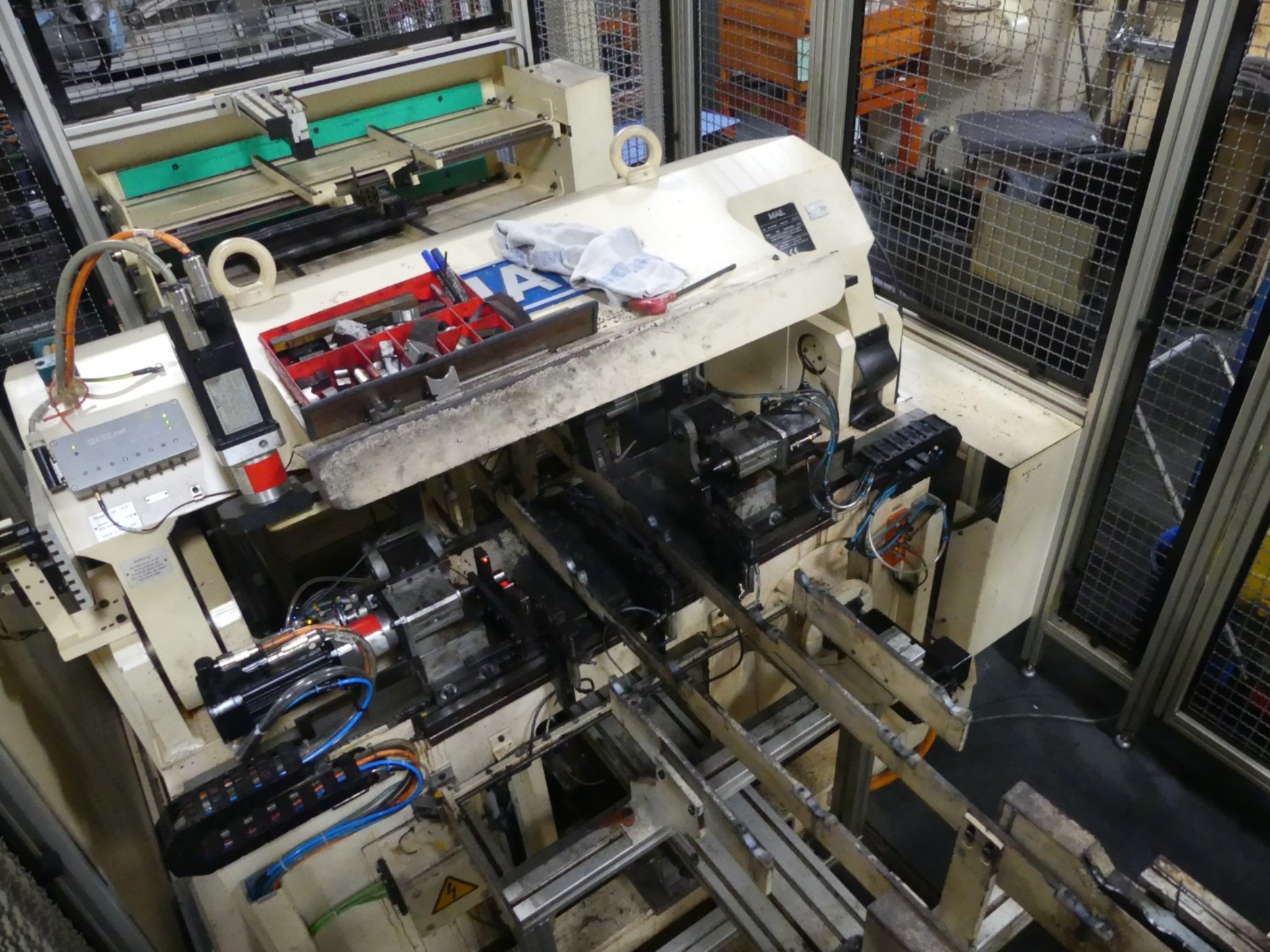 Centros de mecanizado, máquinas para trabajar el metal y líneas de producción de la industria del automóvil-3