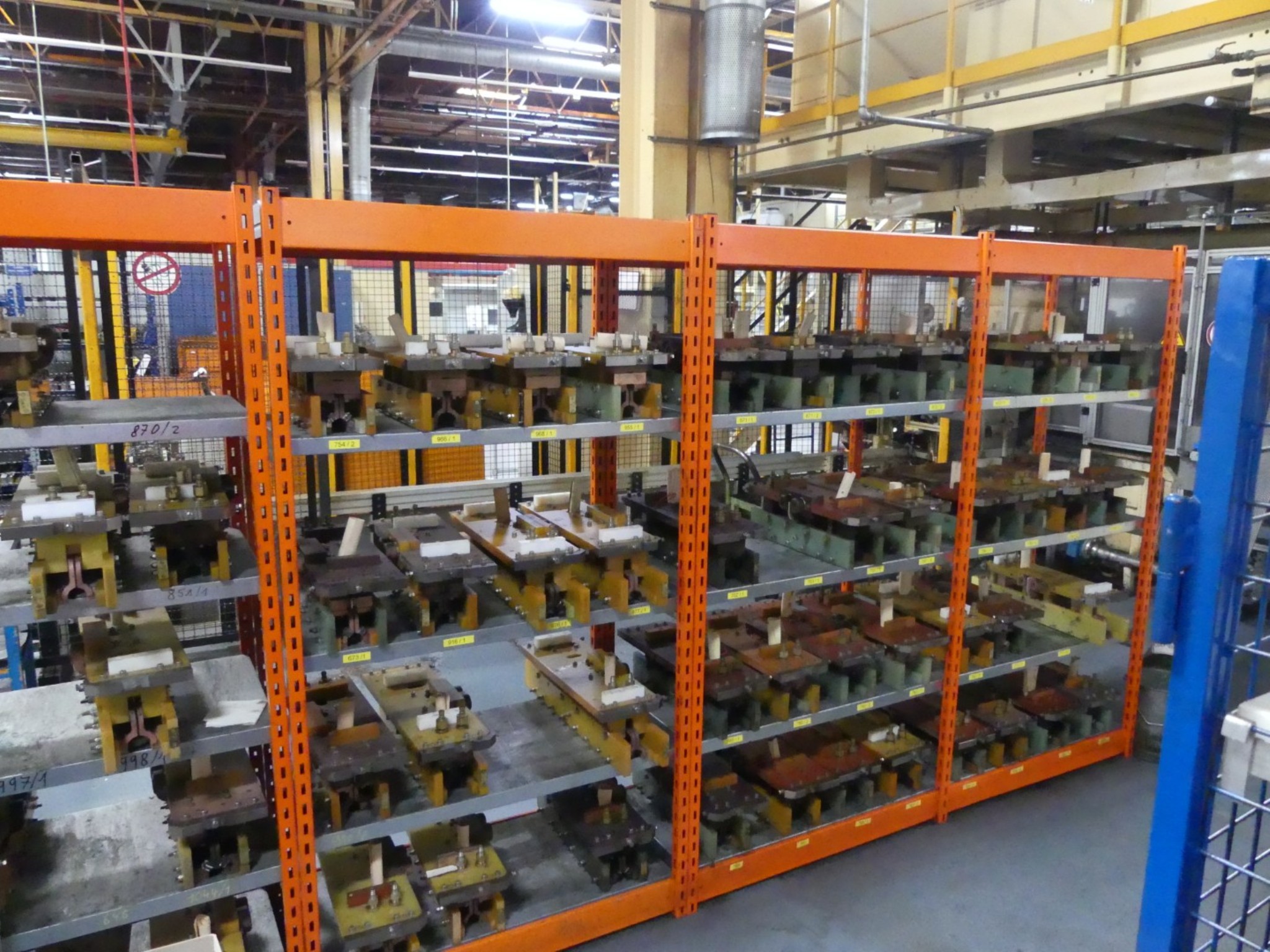 Centros de mecanizado, máquinas para trabajar el metal y líneas de producción de la industria del automóvil-1