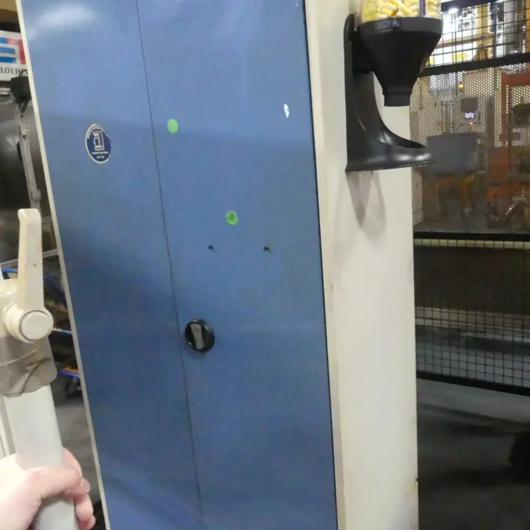3 Armoire à portes battantes en acier