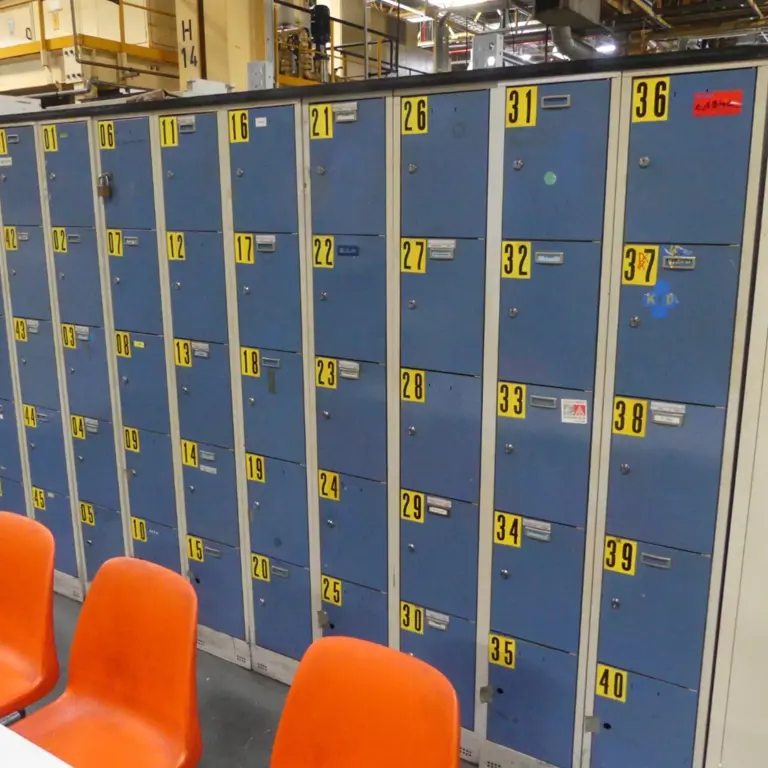 16 Armoire à casiers