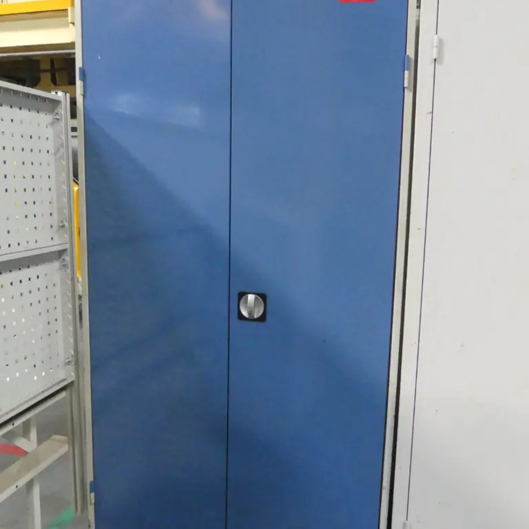 Armoire à portes battantes en acier