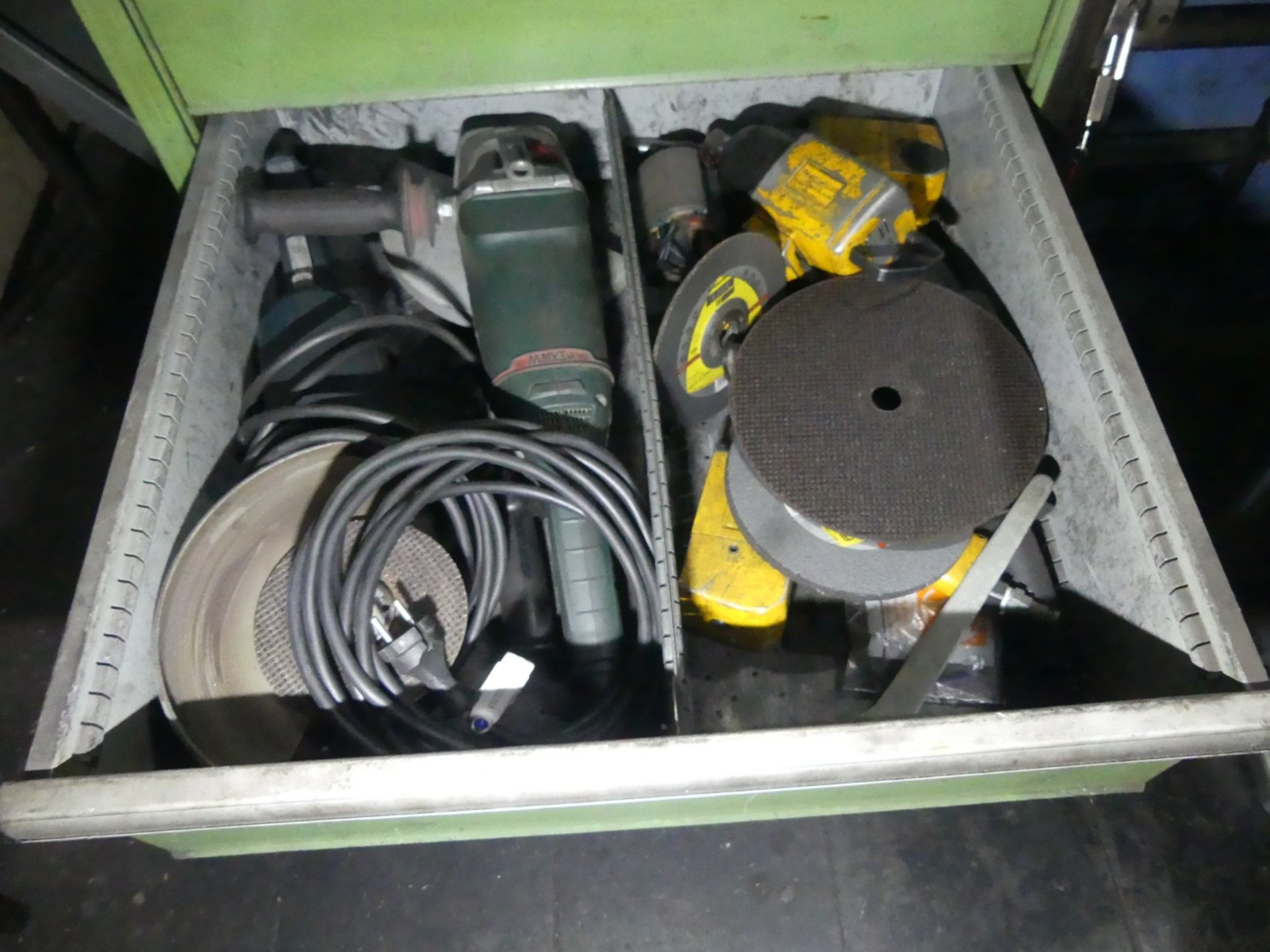 Bearbeitungszentren, metallbearbeitende Maschinen und Produktionslinen aus der Automobilindustrie-9