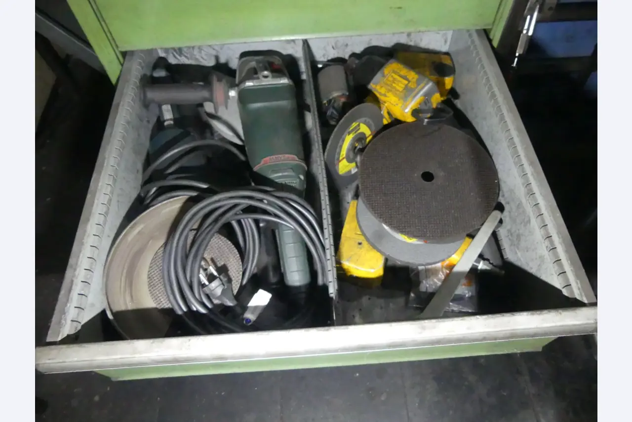 Bearbeitungszentren, metallbearbeitende Maschinen und Produktionslinen aus der Automobilindustrie-9