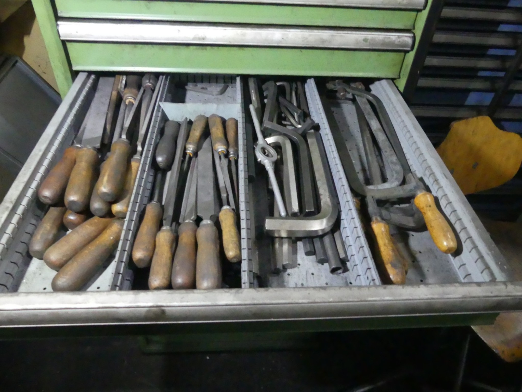 Bearbeitungszentren, metallbearbeitende Maschinen und Produktionslinen aus der Automobilindustrie-5
