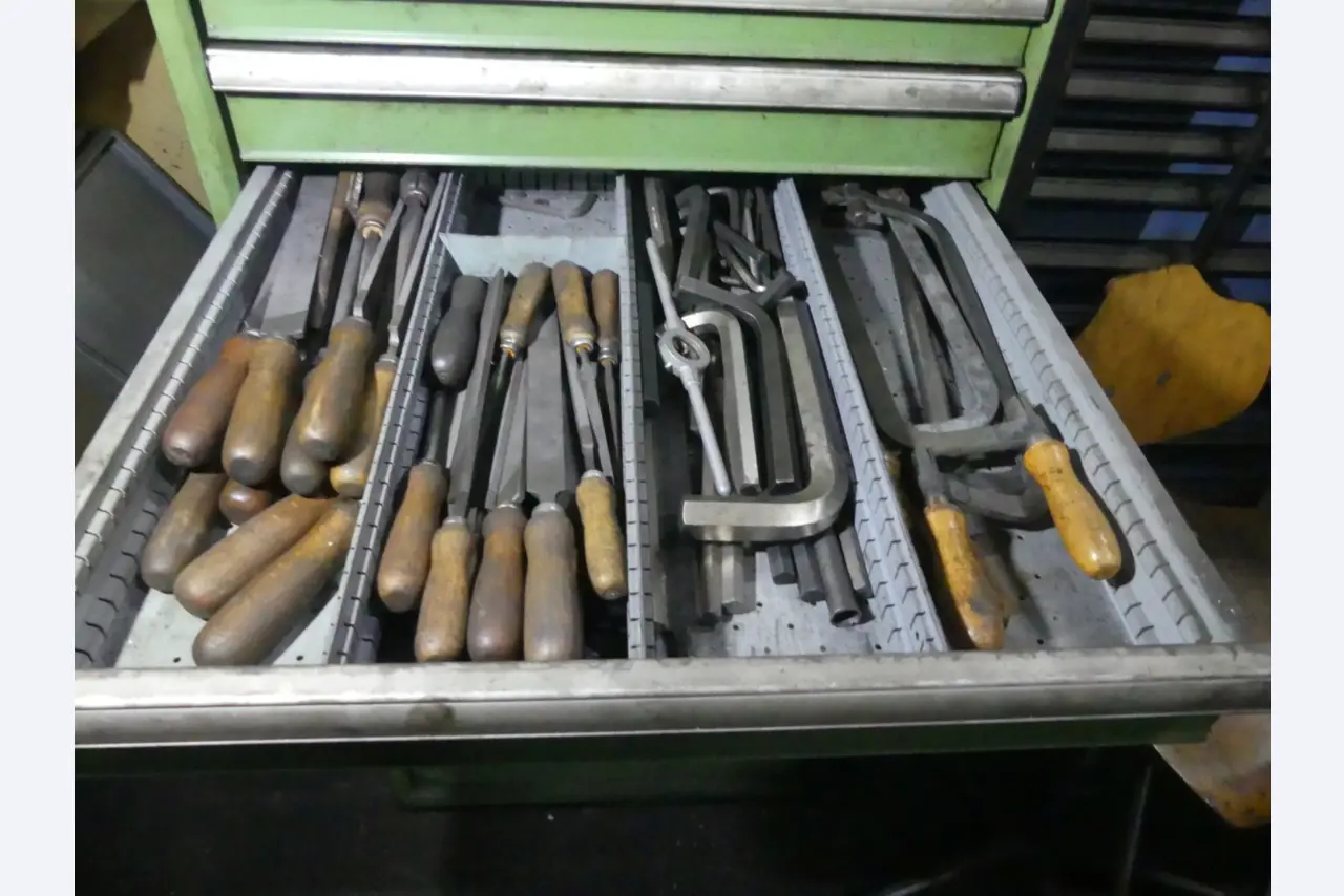 Bearbeitungszentren, metallbearbeitende Maschinen und Produktionslinen aus der Automobilindustrie-5