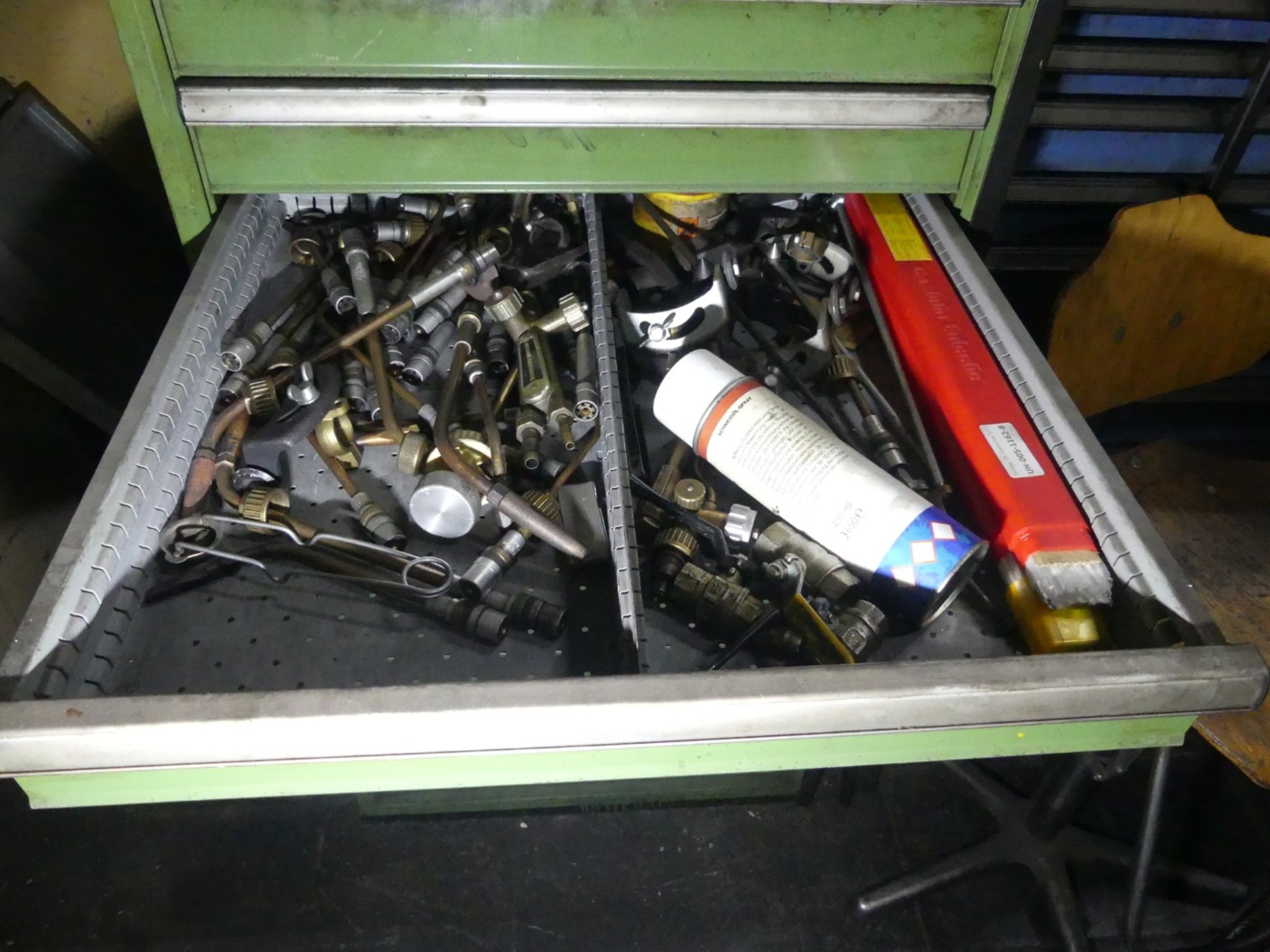 Bearbeitungszentren, metallbearbeitende Maschinen und Produktionslinen aus der Automobilindustrie-6