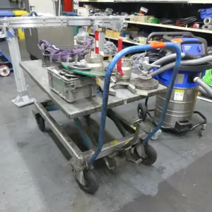 Scissor lift table
