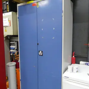 Armário com porta articulada em aço