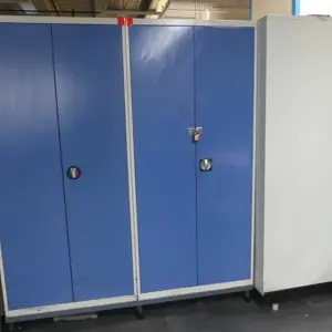 2 Armoire à portes battantes en acier