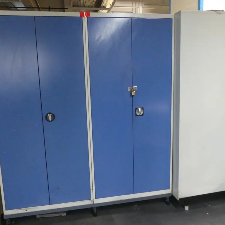 2 Armoire à portes battantes en acier