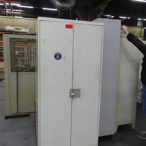 3 Armário com porta articulada em aço