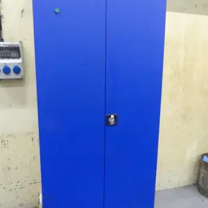 Armário com porta articulada em aço