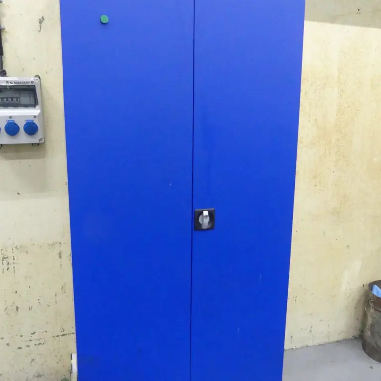 Armário com porta articulada em aço