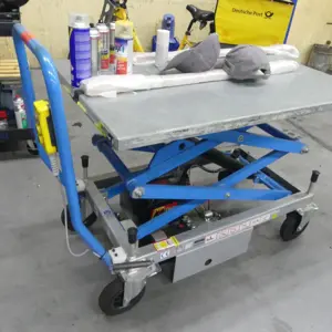 Scissor lift table