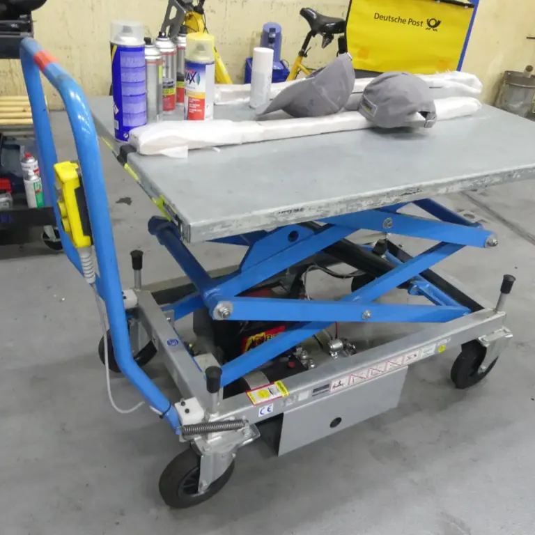 Scissor lift table