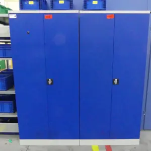 4 Armário com porta articulada em aço