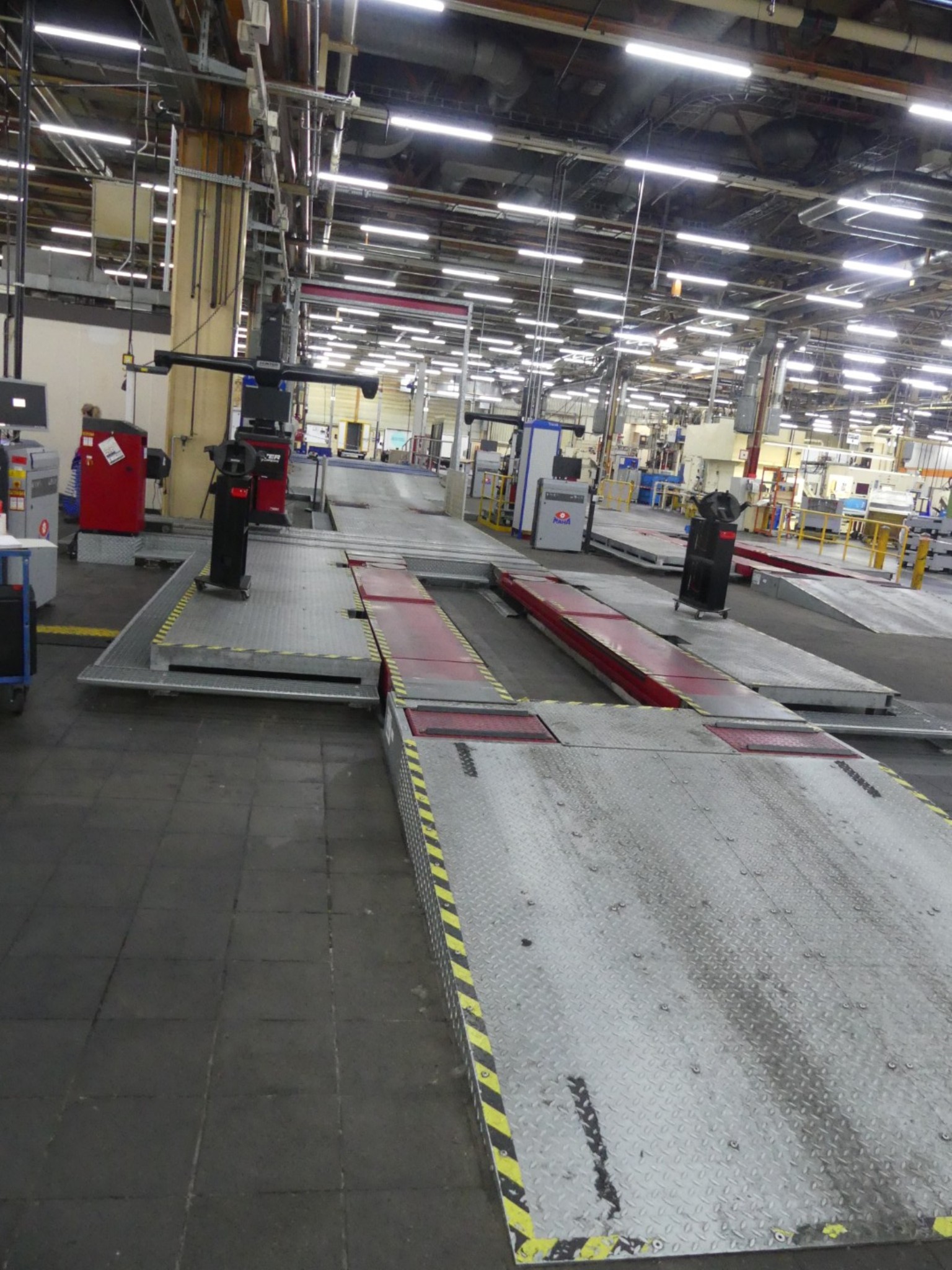 Centros de mecanizado, máquinas para trabajar el metal y líneas de producción de la industria del automóvil-1