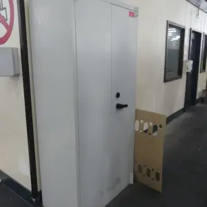 Armário com porta articulada em aço CP