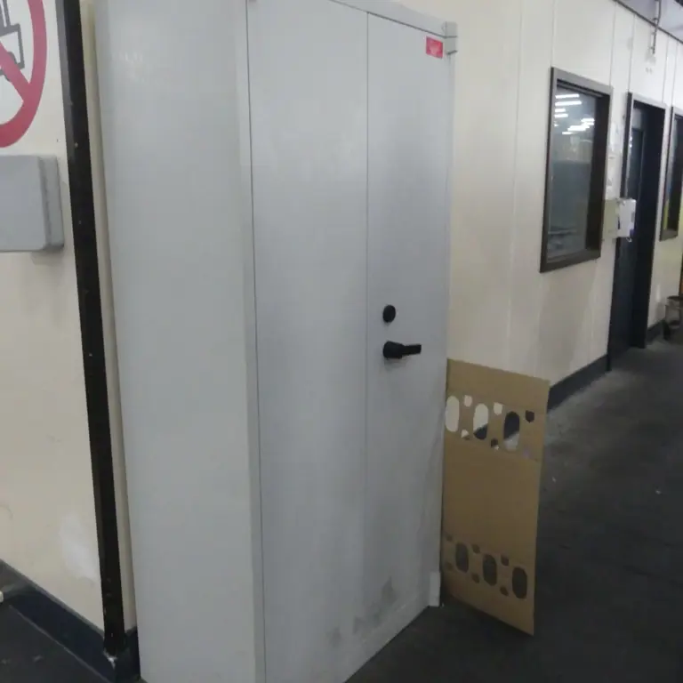 Armário com porta articulada em aço CP