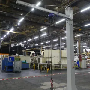Slewing jib crane with Schmalz