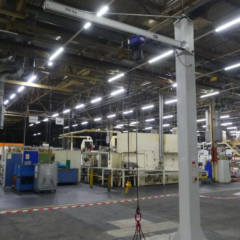 Slewing jib crane with Schmalz