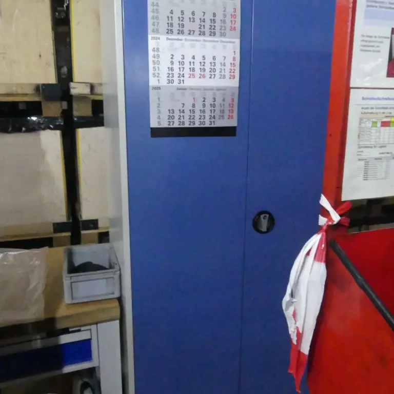Armário com porta articulada em aço