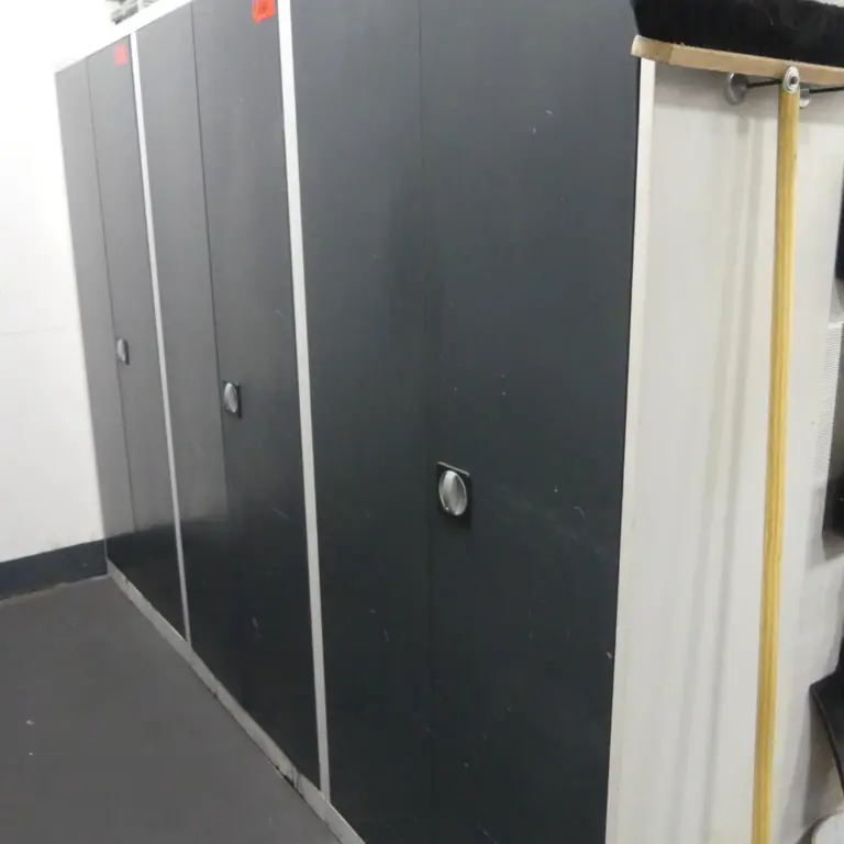 3 Armoire à portes battantes en acier
