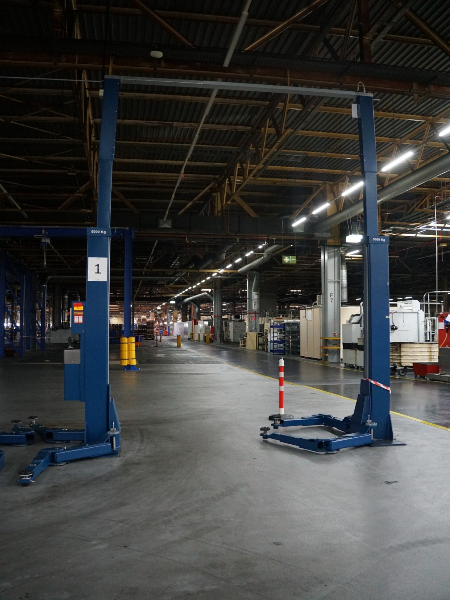 Centra obróbcze, maszyny do obróbki metalu i linie produkcyjne z branży motoryzacyjnej-1