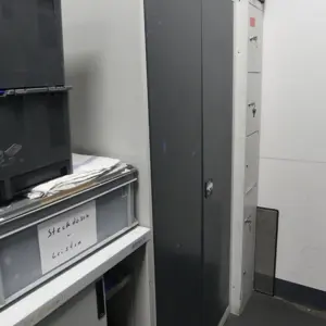 Armoire à portes battantes en acier