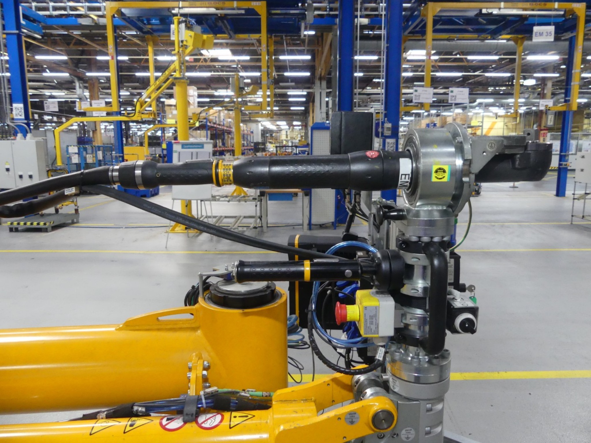 Centra obróbcze, maszyny do obróbki metalu i linie produkcyjne z branży motoryzacyjnej-2