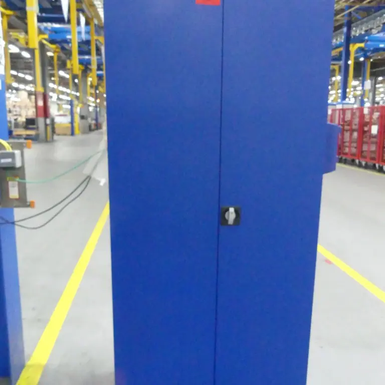 Armário com porta articulada em aço Quipo