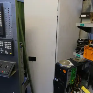 Armoire à portes battantes en acier