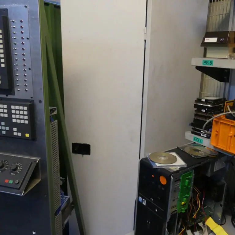 Armoire à portes battantes en acier