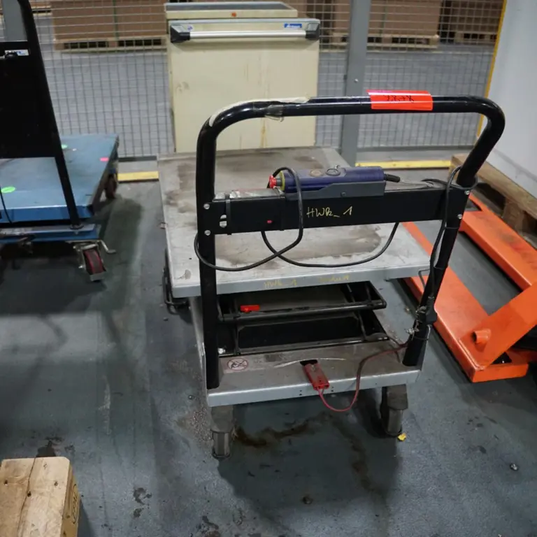 Scissor lift table
