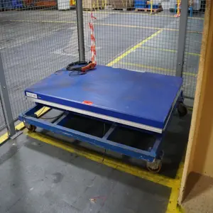 Scissor lift table