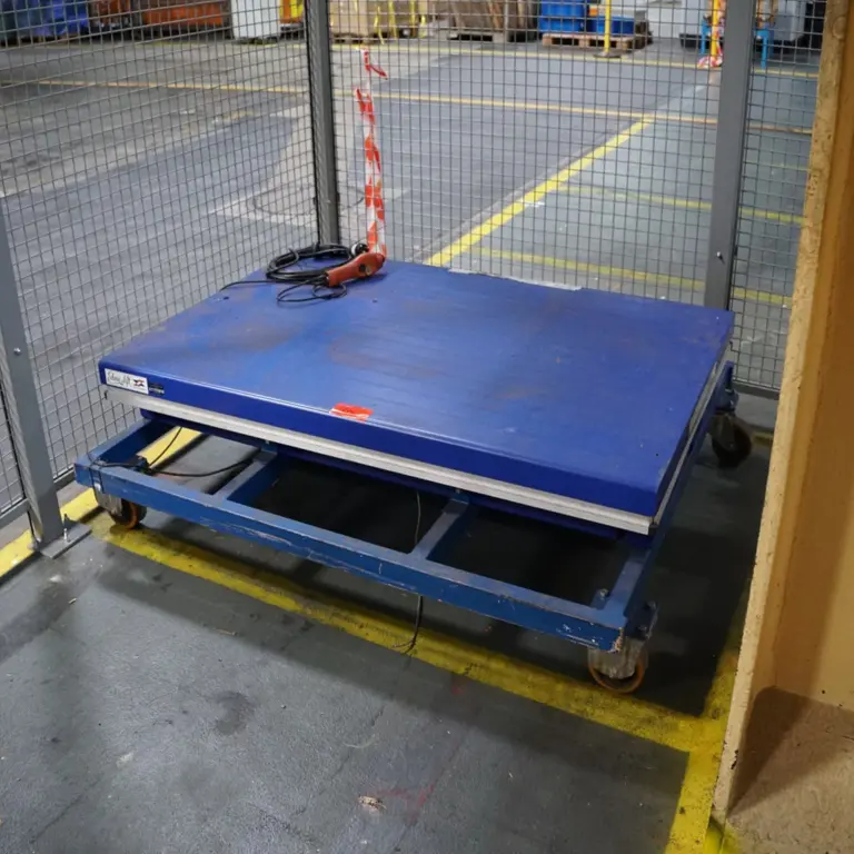 Scissor lift table