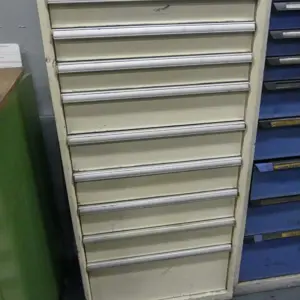 Armário com gaveta para ferramentas