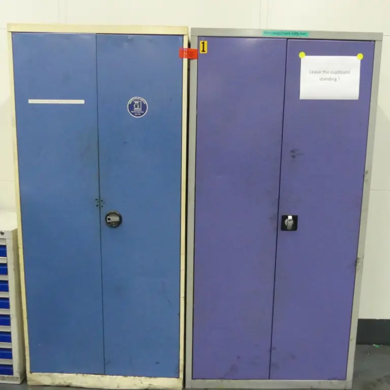 2 Armário com porta articulada em aço