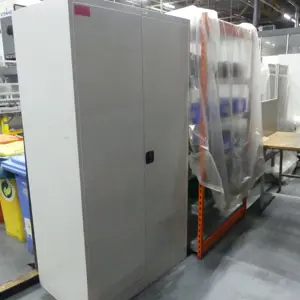 Armário com porta articulada em aço