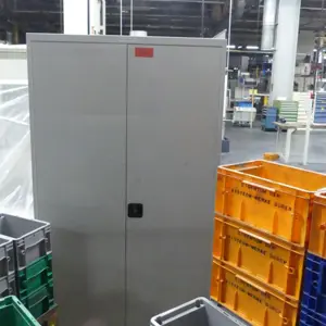 Armário com porta articulada em aço