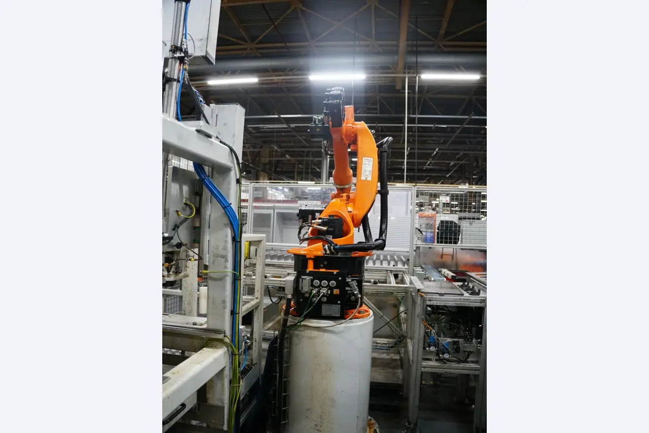 Centra obróbcze, maszyny do obróbki metalu i linie produkcyjne z branży motoryzacyjnej-6