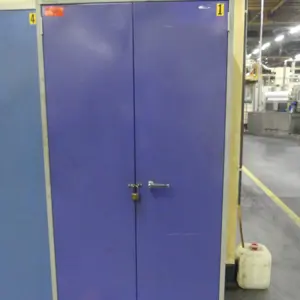 Armário com porta articulada em aço Promat